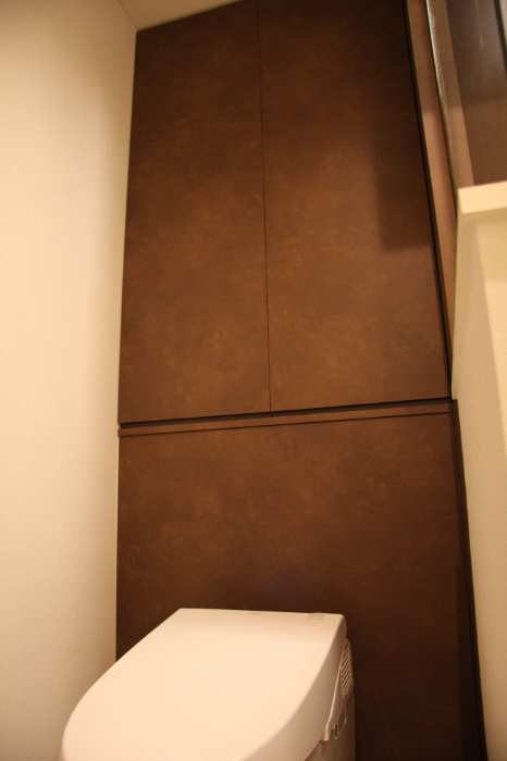 トイレ背面は収納スペースです。扉の面材を壁と統一する事でスッキリと。