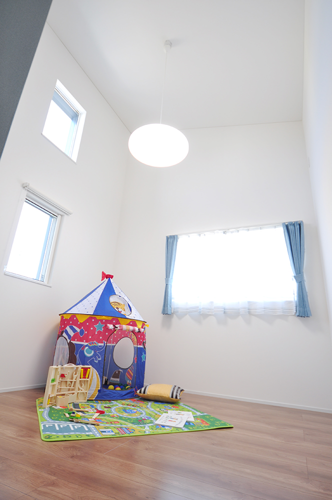 天井が吹き抜けて開放的な子供部屋